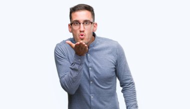 Bir öpücük el ile güzel ve seksi olmak hava üfleme kamera bakarak gözlüklü zarif yakışıklı genç. Aşk ifade.