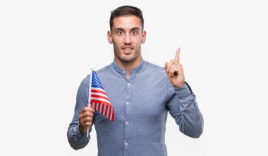 Bir bayrak Amerika'nın sürpriz bir fikir ya da soru işaret parmağı ile gülen yüz, holding yakışıklı genç bir numara