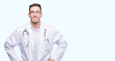 Yakışıklı genç adam yüzünde mutlu ve güzel bir gülümseme ile doktor. Şanslı kişi.