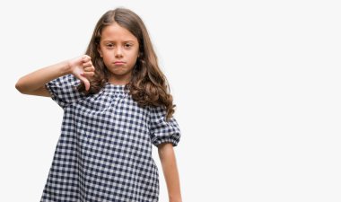 Kızgın yüz, eksi işareti aşağı antipati başparmak ile gösterilen, ret kavramı ile siyah beyaz elbise esmer İspanyol kız