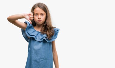 Kızgın yüz, eksi işareti aşağı antipati başparmak ile gösterilen, ret kavramı ile kot elbise esmer Latin kız