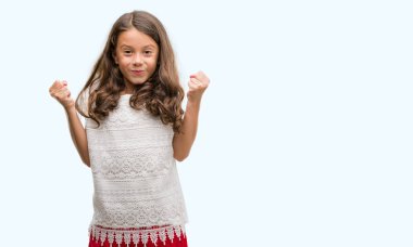 Esmer Latin kız kutluyor şaşırttı ve başarı için kaldırdı kollarını açarak hayret ve gözleri açık. Kazanan kavramı.