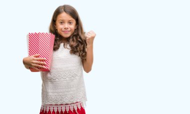 Duygu tezahürat gurur çığlık ve zafer ve başarı çok heyecanlı, kutluyor patlamış mısır yemek esmer Latin kız