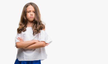 Esmer Latin kız şüpheci ve sinir, onaylamayan ifade yüz çapraz kolları üzerinde. Negatif kişi.