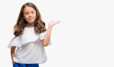 Esmer Latin kız gülümseyen neşeli sunulması ve kameraya bakarak avucunun ile işaret.