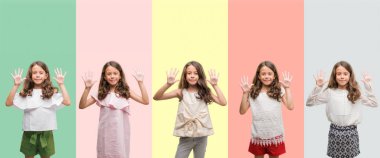 Kolaj gösterilen ve parmakları ile işaret farklı kıyafetler giymiş esmer Latin kız kendinden emin ve mutlu gülümseyerek süre on numara.