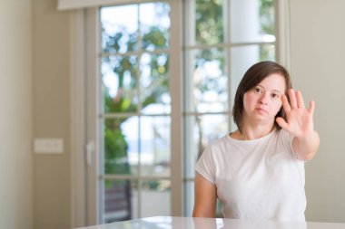 Sendromu kadını evde elin avuç ile şarkı stop yapıyor. Negatif ve ciddi bir jest yüz ifadesiyle uyarı.