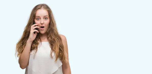 Unga Blonda Kvinnan Använda Smartphone Rädd Chock Med Överraskning Ansikte — Stockfoto