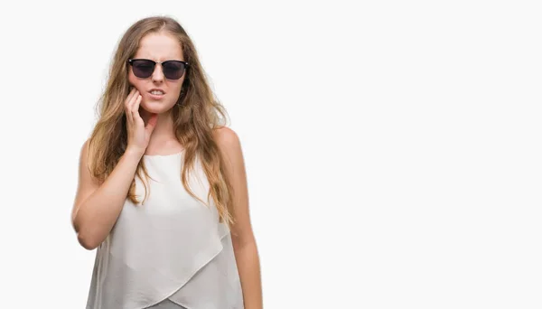 Mulher Loira Jovem Usando Óculos Sol Tocando Boca Com Mão — Fotografia de Stock
