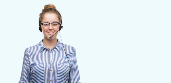 Jovem Loira Operador Call Center Mulher Com Rosto Feliz Sorrindo — Fotografia de Stock