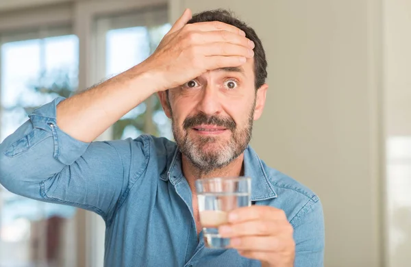 Hombre Mediana Edad Bebiendo Vaso Agua Estresado Con Mano Cabeza — Foto de Stock