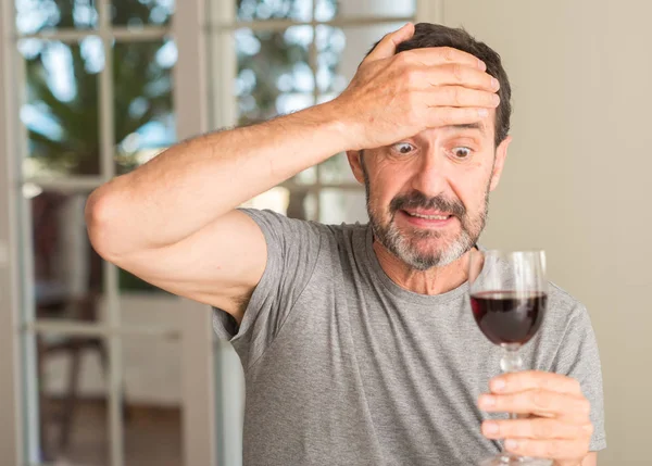 Homem Meia Idade Bebendo Copo Vinho Estressado Com Mão Cabeça — Fotografia de Stock