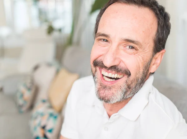 Bonito Homem Meia Idade Com Rosto Feliz Sorrindo Com Sorriso — Fotografia de Stock