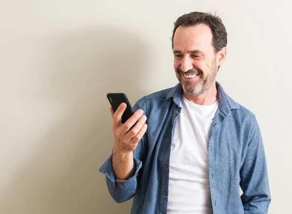 Hombre Mayor Usando Teléfono Inteligente Con Una Cara Feliz Pie —  Fotos de Stock