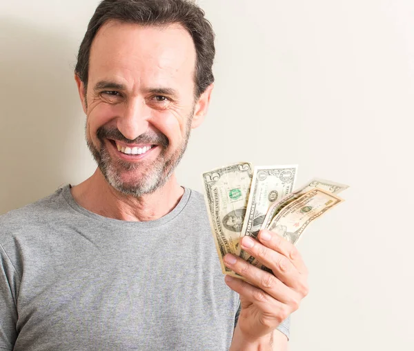 Hombre Mayor Sosteniendo Dinero Del Dólar Con Una Cara Feliz —  Fotos de Stock