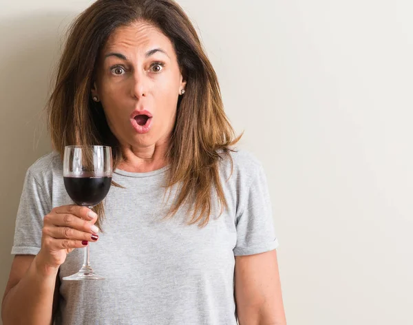 Mujer Mediana Edad Bebiendo Vino Tinto Una Copa Asustada Shock —  Fotos de Stock