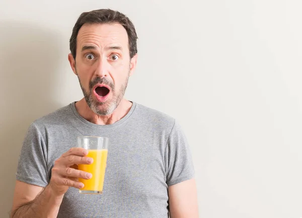 Homme Âgé Buvant Jus Orange Dans Verre Effrayé État Choc — Photo