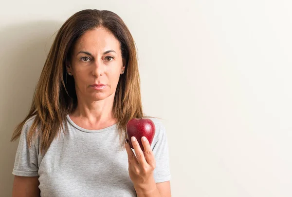 Donna Mezza Età Possesso Una Mela Verde Con Espressione Fiduciosa — Foto Stock