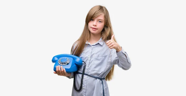 Mladá Blondýna Batole Drží Šťastné Vintage Telefon Velkým Úsměvem Dělá — Stock fotografie