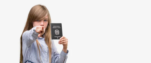 Jovem Criança Loira Segurando Passaporte Italiano Apontando Com Dedo Para — Fotografia de Stock
