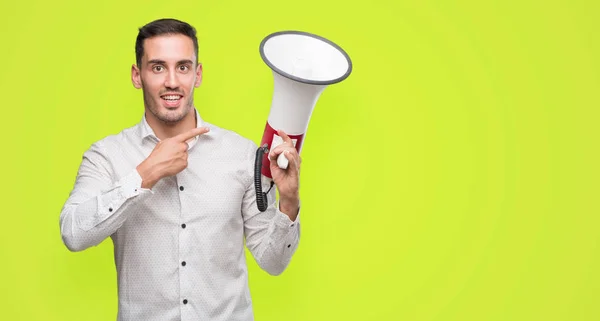 Stilig Ung Man Håller Mikrofonen Mycket Glad Pekar Med Hand — Stockfoto