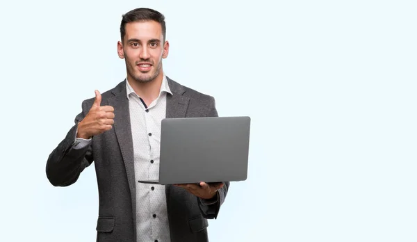 英俊的年轻人使用电脑笔记本电脑快乐的大微笑做 拇指与手指 优秀的标志 — 图库照片
