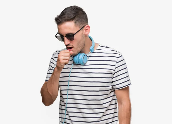 Hombre Joven Guapo Que Usa Auriculares Sintiéndose Mal Tosiendo Como —  Fotos de Stock