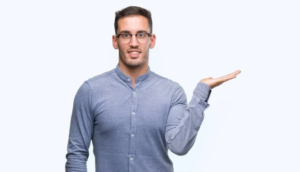 Guapo Joven Elegante Hombre Con Gafas Sonriente Alegre Presentación Señalando — Foto de Stock