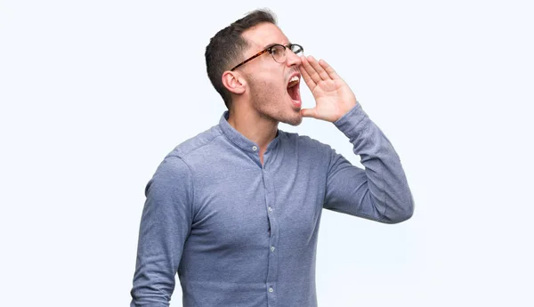 Guapo Joven Elegante Hombre Con Gafas Gritando Gritando Fuerte Lado —  Fotos de Stock