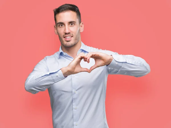 Guapo Joven Hombre Negocios Sonriendo Amor Mostrando Símbolo Del Corazón —  Fotos de Stock