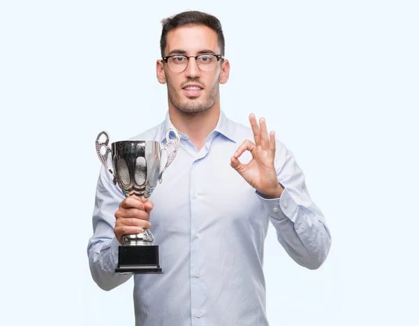 Pohledný Mladý Muž Držící Trofej Dělá Cedulka Prsty Vynikající Symbol — Stock fotografie