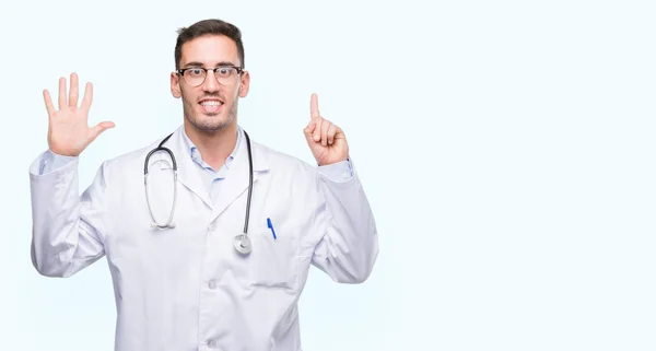 Guapo Joven Doctor Hombre Mostrando Señalando Hacia Arriba Con Los —  Fotos de Stock