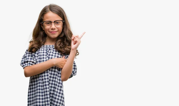 Chica Hispana Morena Con Gafas Muy Contenta Apuntando Con Mano — Foto de Stock