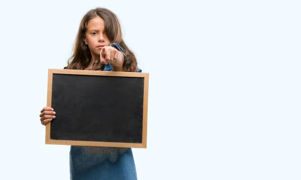 Брюнетка Латиноамериканського Дівчина Холдинг Blackboard Вказуючи Пальцем Камеру Руки Знак — стокове фото