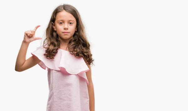 Brunetka Hispánský Dívka Která Nosí Růžové Šaty Úsměvem Jistý Ukázal — Stock fotografie