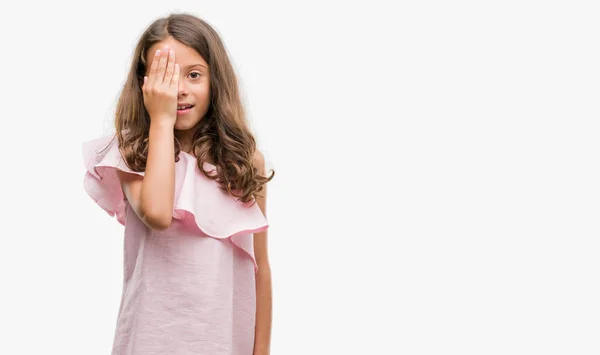 Brunetka Dziewczynka Hiszpanin Sukience Różowy Obejmujące Jedno Oko Ręką Pewnie — Zdjęcie stockowe