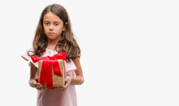 Brünettes Hispanisches Mädchen Hält Ein Geschenk Mit Selbstbewusstem Gesichtsausdruck Und — Stockfoto