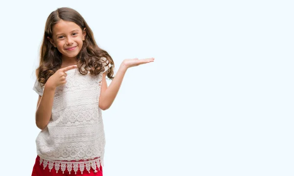 Morena Hispânica Menina Espantada Sorrindo Para Câmera Apresentar Com Mão — Fotografia de Stock