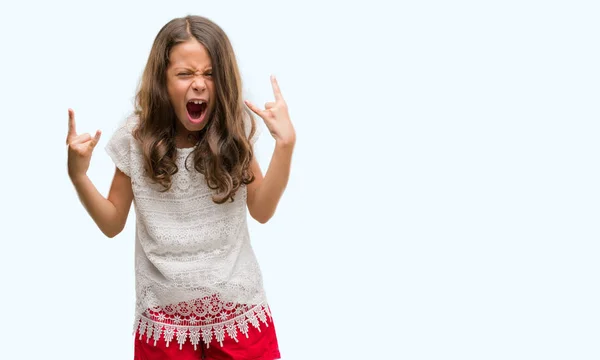 Bruna Ragazza Ispanica Gridando Con Espressione Pazza Facendo Simbolo Rock — Foto Stock