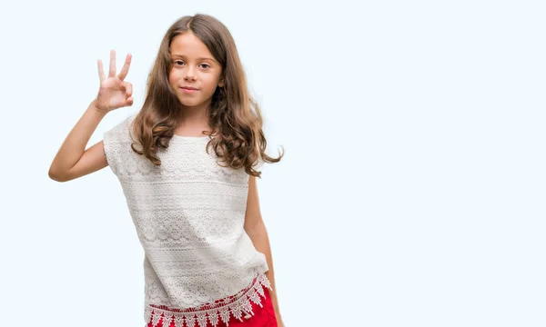 Brunetka Dziewczynka Hiszpanin Uśmiechający Się Pozytywne Robi Znak Dłoni Palców — Zdjęcie stockowe