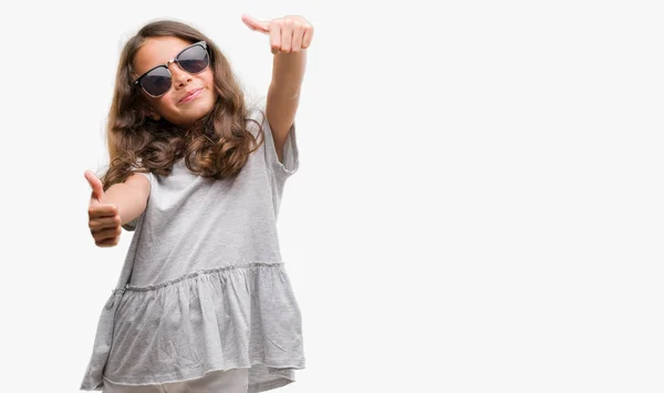 Chica Hispana Morena Con Gafas Sol Aprobando Hacer Gesto Positivo —  Fotos de Stock