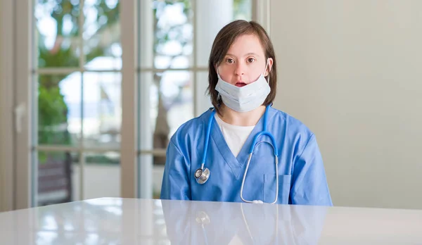 Donna Sindrome Indossando Uniforme Infermiera Spaventato Stato Shock Con Volto — Foto Stock