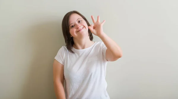 Mulher Síndrome Sobre Parede Sorrindo Positivo Fazendo Sinal Com Mão — Fotografia de Stock