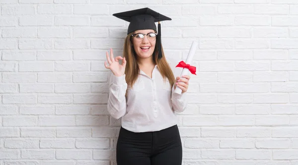 Mujer Adulta Joven Sobre Pared Ladrillo Blanco Usando Grado Retención — Foto de Stock