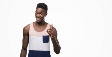 Genç Afro-Amerikan adam bir fikir ya da soru işaret parmağı gülen yüz, bir numara ile sürpriz