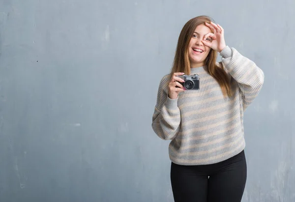 Jovem Mulher Adulta Sobre Parede Grunge Cinza Tirando Fotos Usando — Fotografia de Stock