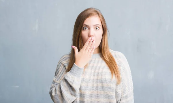 Junge Erwachsene Frau Über Grauem Grunge Wandbezug Mund Mit Hand — Stockfoto