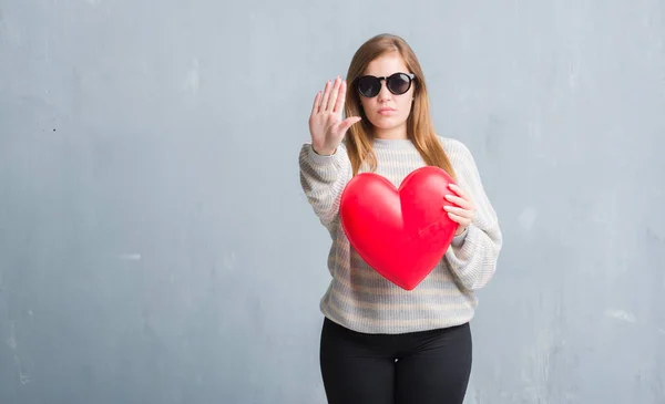 Junge Erwachsene Frau Über Grauer Grunge Wand Rotes Verliebtes Herz — Stockfoto