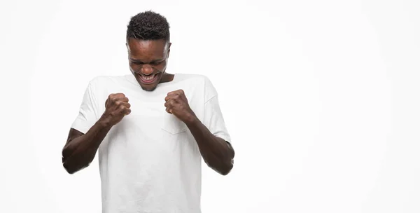 Afro Amerikai Fiatalember Visel Fehér Póló Izgatott Siker Karokkal Emelt — Stock Fotó