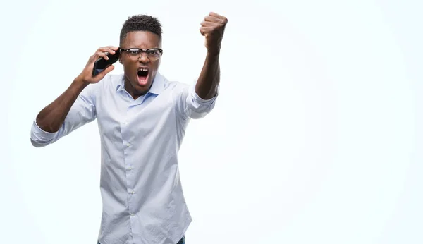 年轻的非洲裔美国人使用智能手机恼怒和沮丧的呼喊与愤怒 疯狂和叫喊与举手 愤怒的概念 — 图库照片